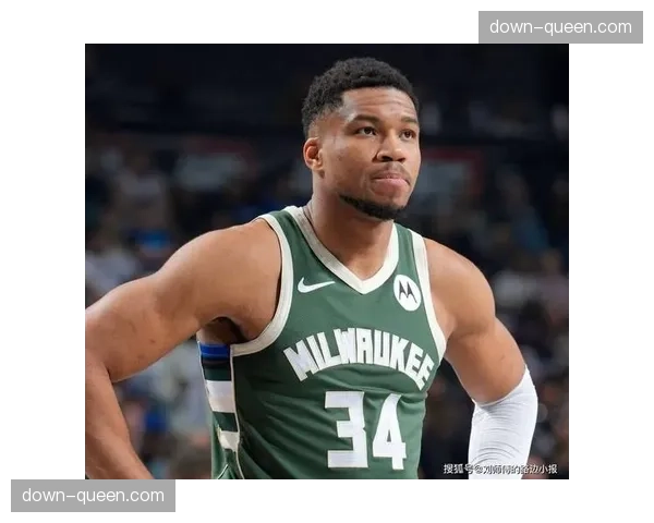 雄鹿队赛前训练展示新战术:字母哥在侧翼作为轴心进行传导。 雄鹿队赛前训练展示新战术:字母哥在侧翼作为轴心进行传导。