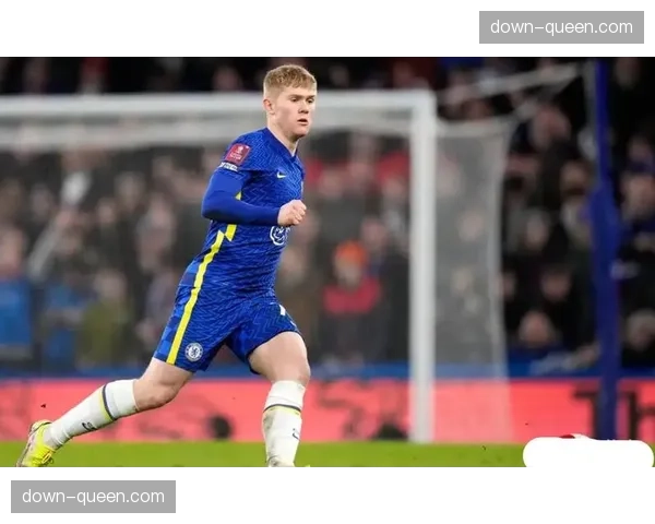 瞬间定格：小将梅努打进英超处子球后，看台上父亲激动落泪