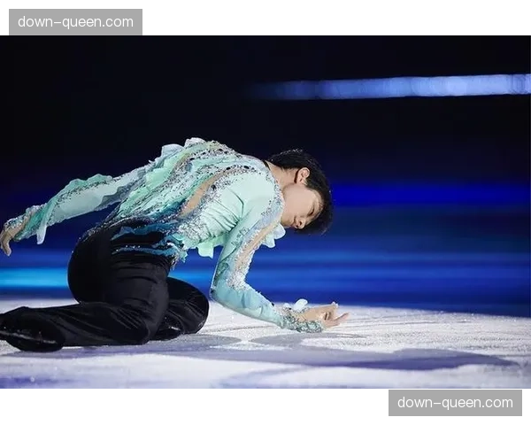 特写:羽生结弦于福冈冰演后台指导年轻选手的瞬间 特写:羽生结弦于福冈冰演后台指导年轻选手的瞬间